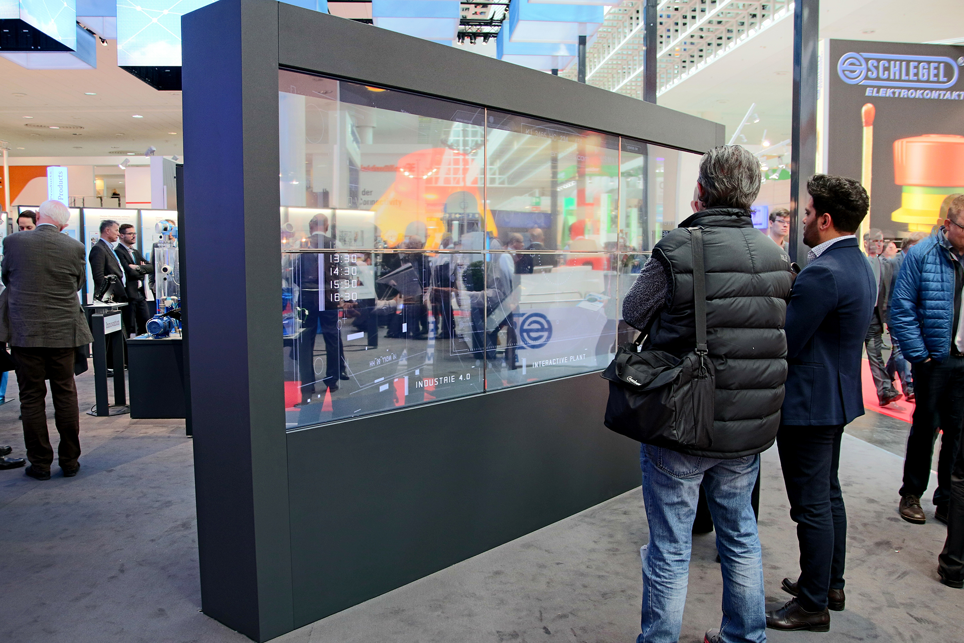 Mit einer transparenten, interaktiven OLED Powerwall präsentierte Endress & Hauser auf der HMI seine Produkte und Leistungen.