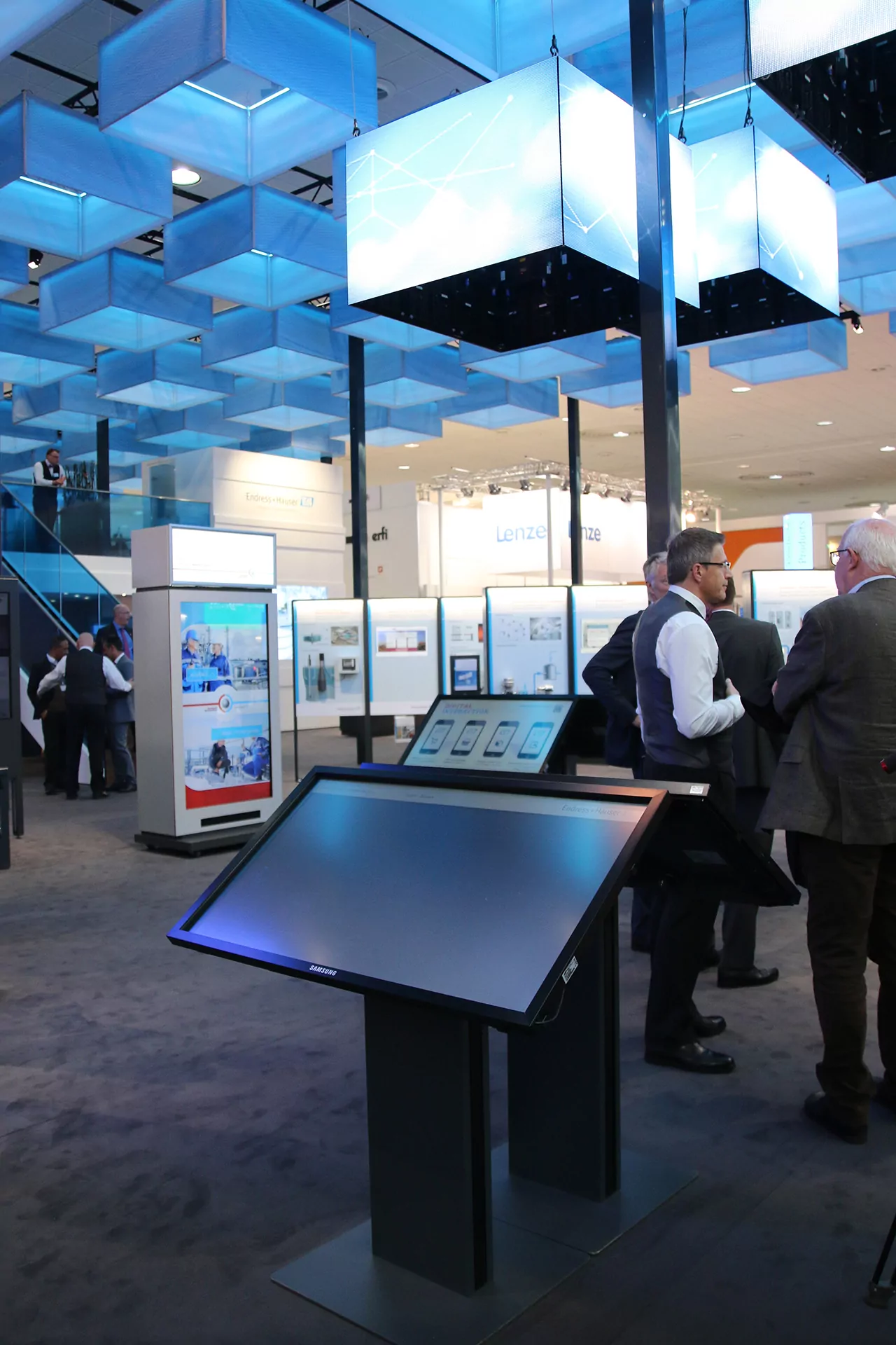 Neben der zukunftsweisenden Visualisierung des Produktportfolios wird das Standpersonal im Vertriebsprozess unterstützt und kann in effizienter Weise mit dem interessierten Messebesucher interagieren.