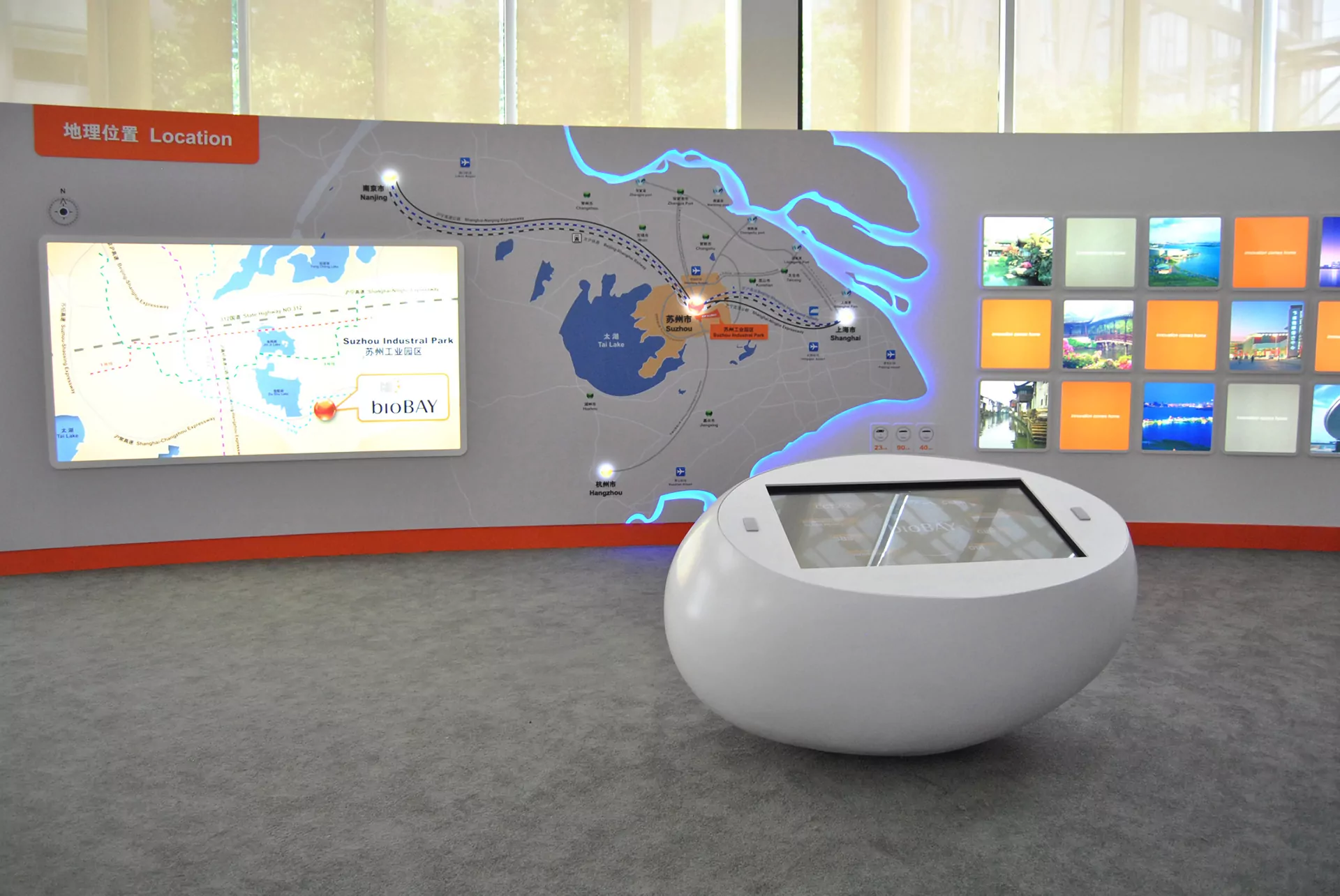 In the entrance area, an oval multi-touch table invites visitors to find out about bioBAY in an interactive way. The multi-touch execution of the displays allows several people to view and watch different video films at the same time.