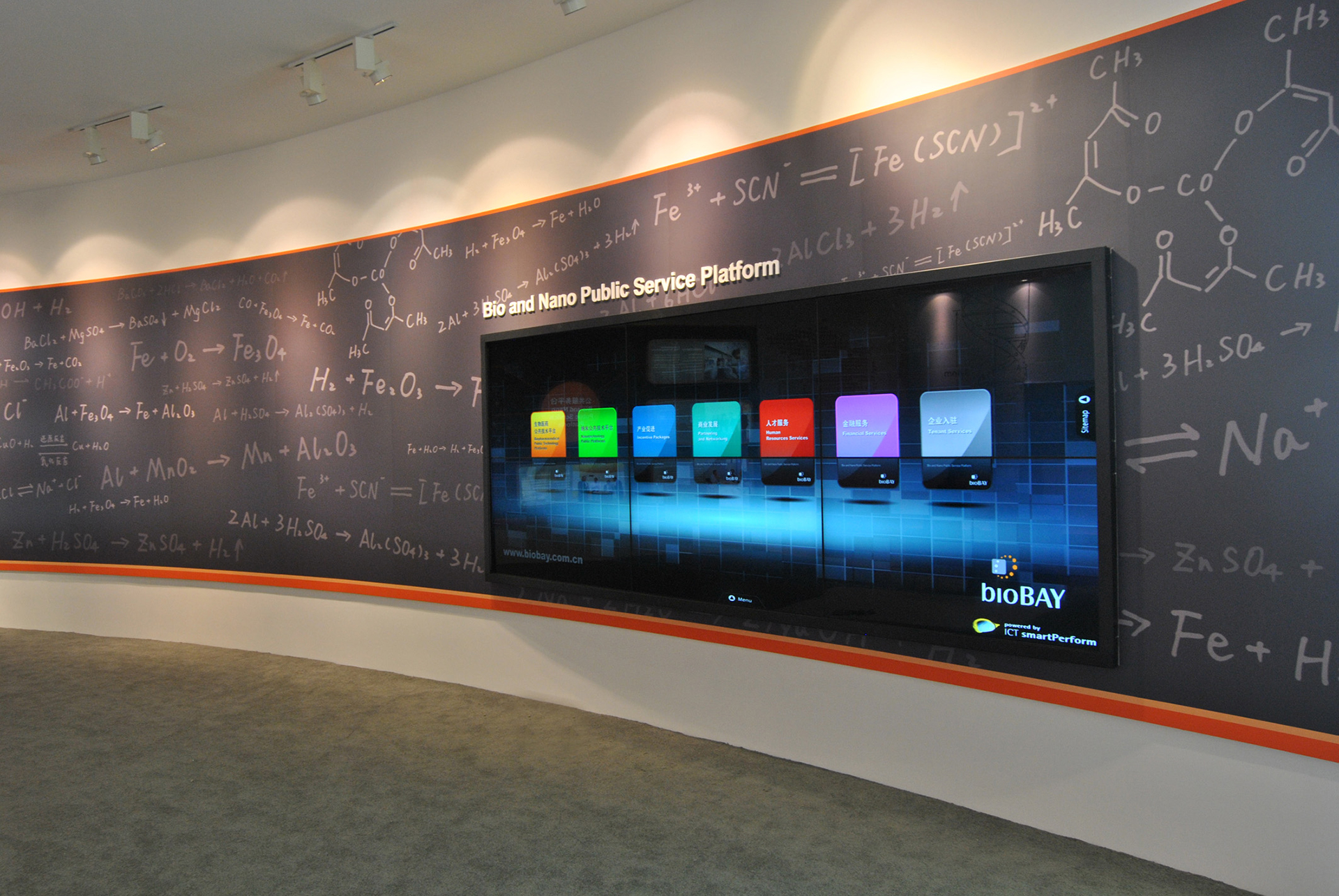 In the back of the showroom, visitors can access a power wall with touch frames, information on the personnel structure, product policy, the development of bioBAY as well as the latest news. smartPerform ensures the optimal presentation of the content in the unconventional wide-screen format.