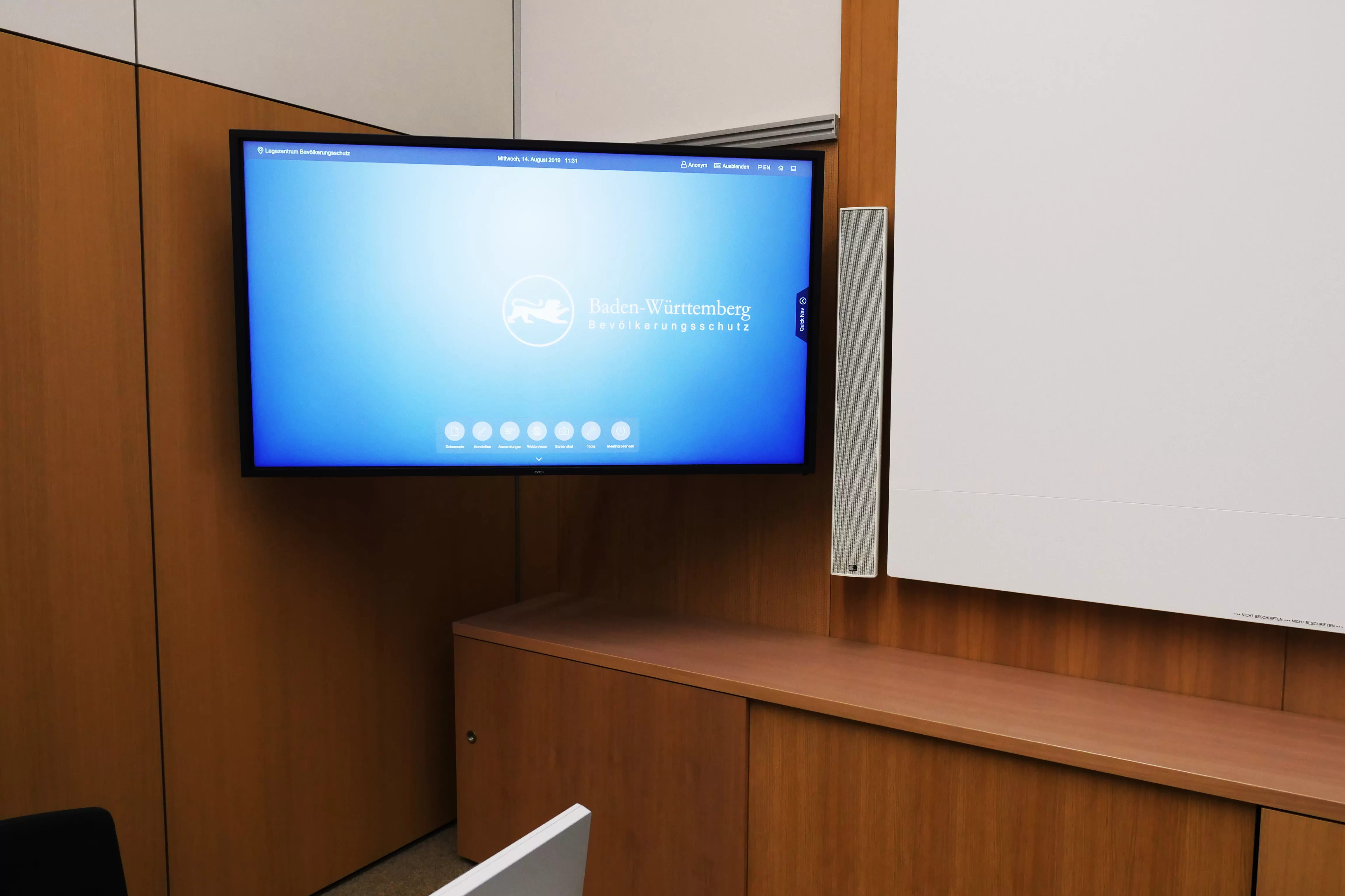 Im Eingangsbereich lädt eine Sitzecke zum Verweilen ein. Ein beeindruckender Großbildschirm in Form einer interaktiven Multi-Touch Powerwall inszeniert dort die Marke Schuler und deren Produkte.