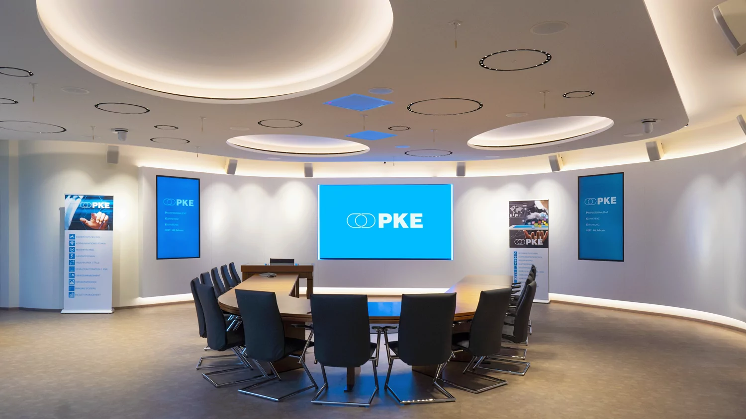 Im Eingangsbereich lädt eine Sitzecke zum Verweilen ein. Ein beeindruckender Großbildschirm in Form einer interaktiven Multi-Touch Powerwall inszeniert dort die Marke Schuler und deren Produkte.
