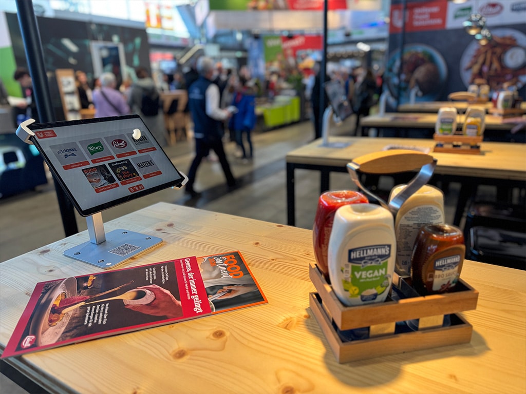 Im Eingangsbereich lädt eine Sitzecke zum Verweilen ein. Ein beeindruckender Großbildschirm in Form einer interaktiven Multi-Touch Powerwall inszeniert dort die Marke Schuler und deren Produkte. Im Eingangsbereich lädt eine Sitzecke zum Verweilen ein. Ein beeindruckender Großbildschirm in Form einer interaktiven Multi-Touch Powerwall inszeniert dort die Marke Schuler und deren Produkte.