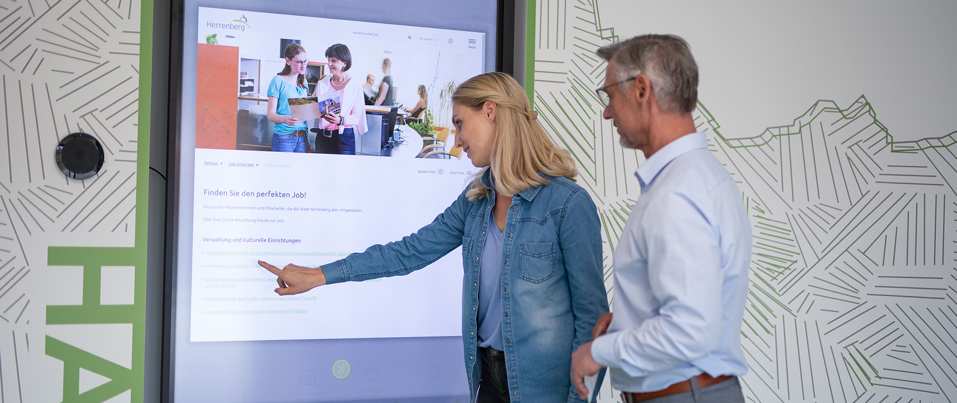 Frau zeigt Mann Job-Webseite
