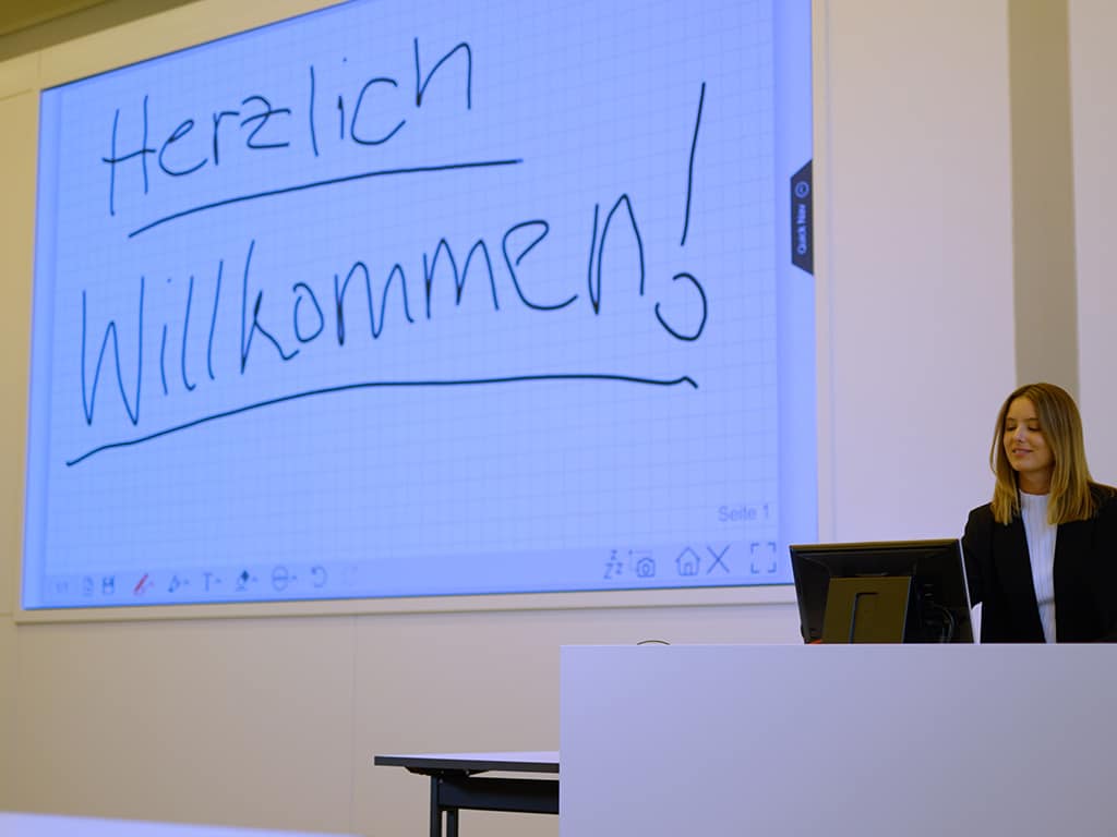 Mit dem Umzug in den modernen Neubau am Pariser Platz in Stuttgart, soll auch die Präsentations- und Seminartechnik zukunftsweisend modernisiert werden.