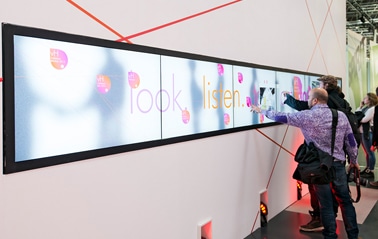 Interaktive Touchscreen-Wand mit Nutzern