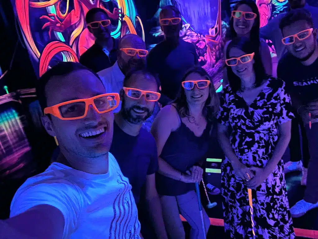 Menschen mit 3D-Brillen in einer bunten Umgebung