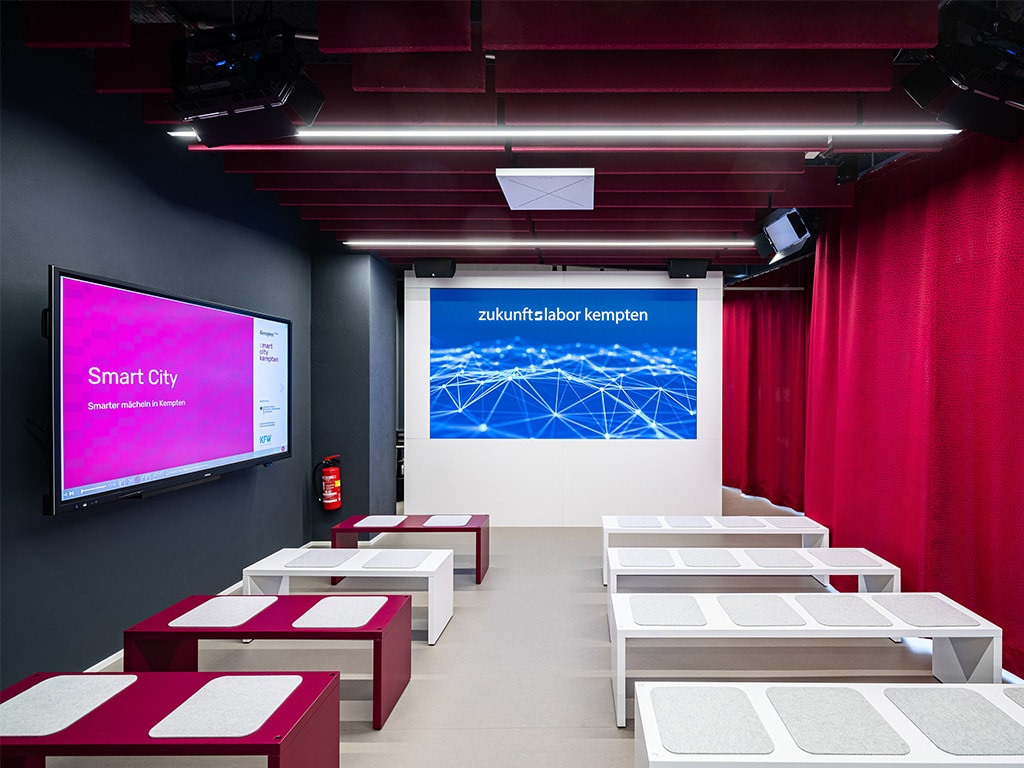 With the move to the modern new building on Pariser Platz in Stuttgart, the presentation and seminar technology is also to be modernized in a forward-looking way.