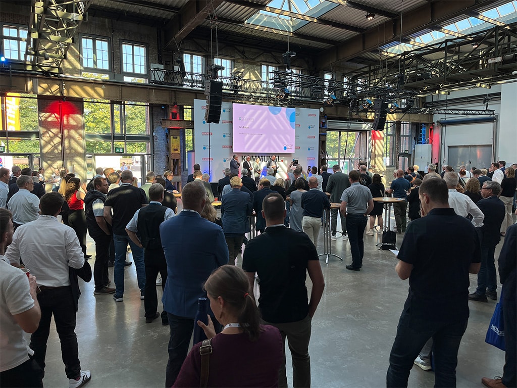 Konferenzteilnehmer in einem großen Veranstaltungsraum.