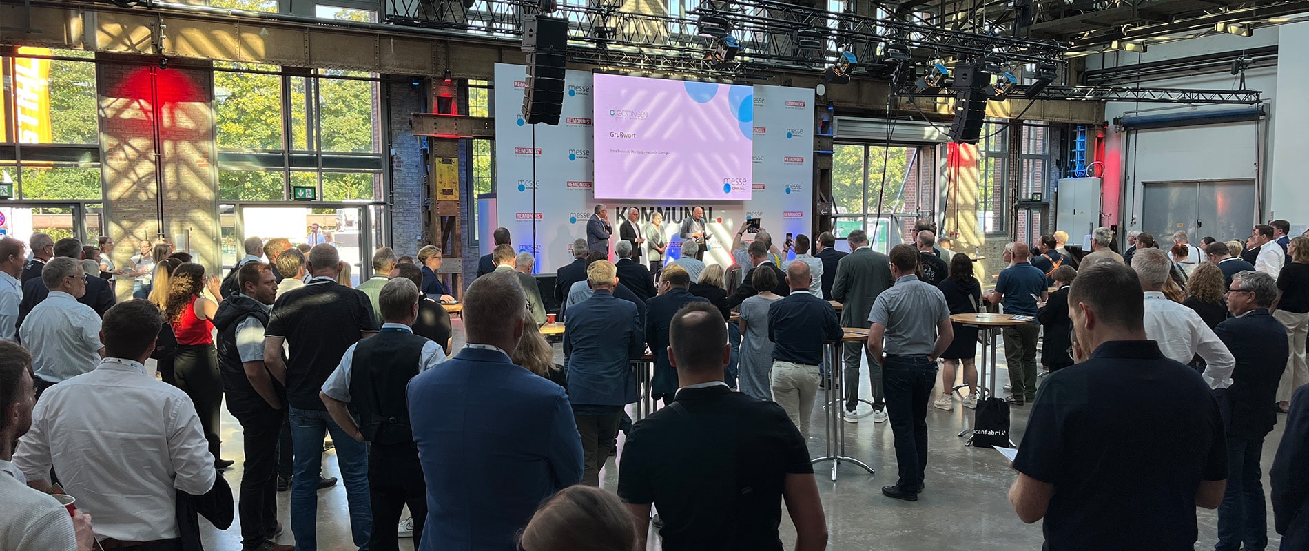 Menschen bei einer Konferenz in einem großen Raum