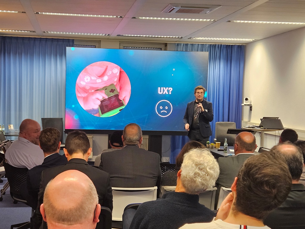 Person präsentiert UX-Thema vor Publikum mit Bildschirm.