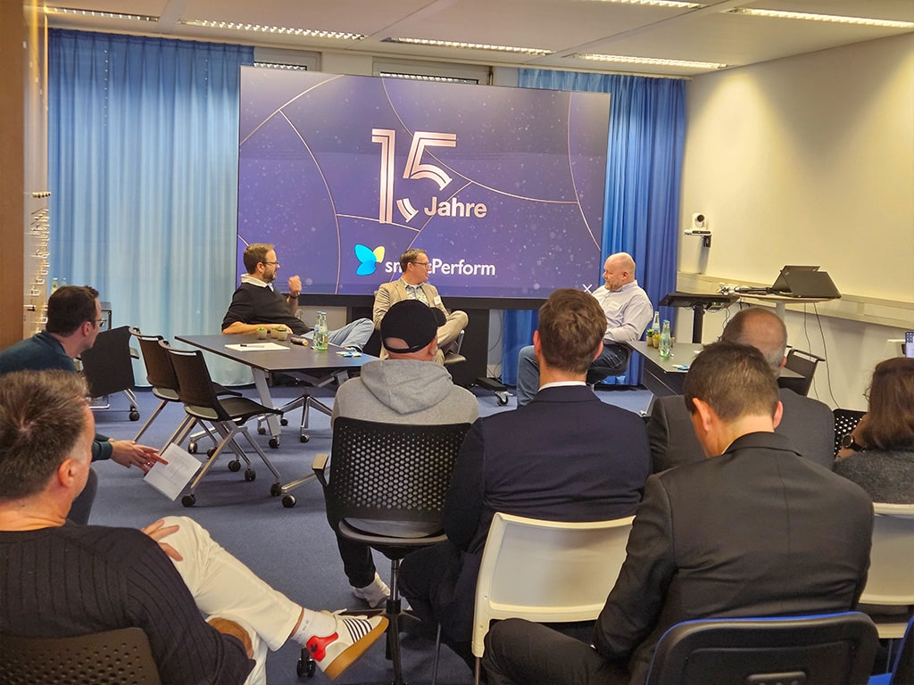 Leute bei Firmenveranstaltung mit Präsentation